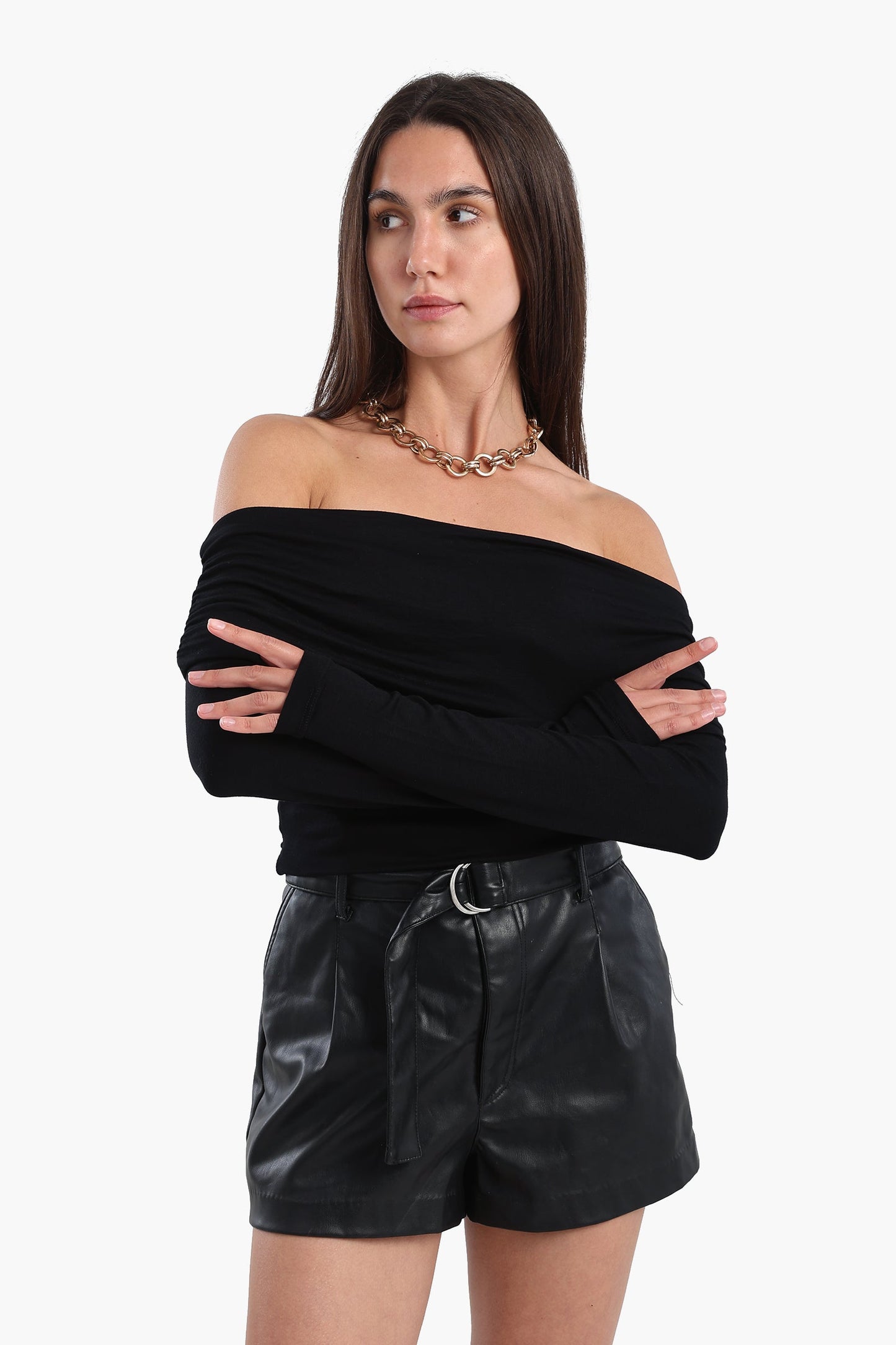 بلوزة سوداء مكشوفة الكتفين