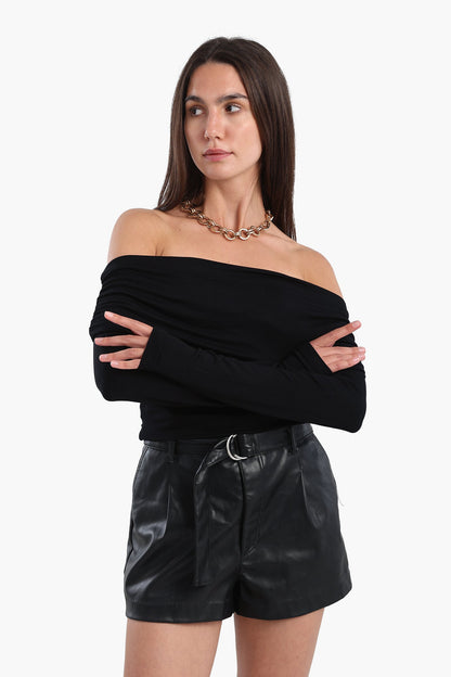 بلوزة سوداء مكشوفة الكتفين