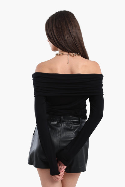 بلوزة سوداء مكشوفة الكتفين