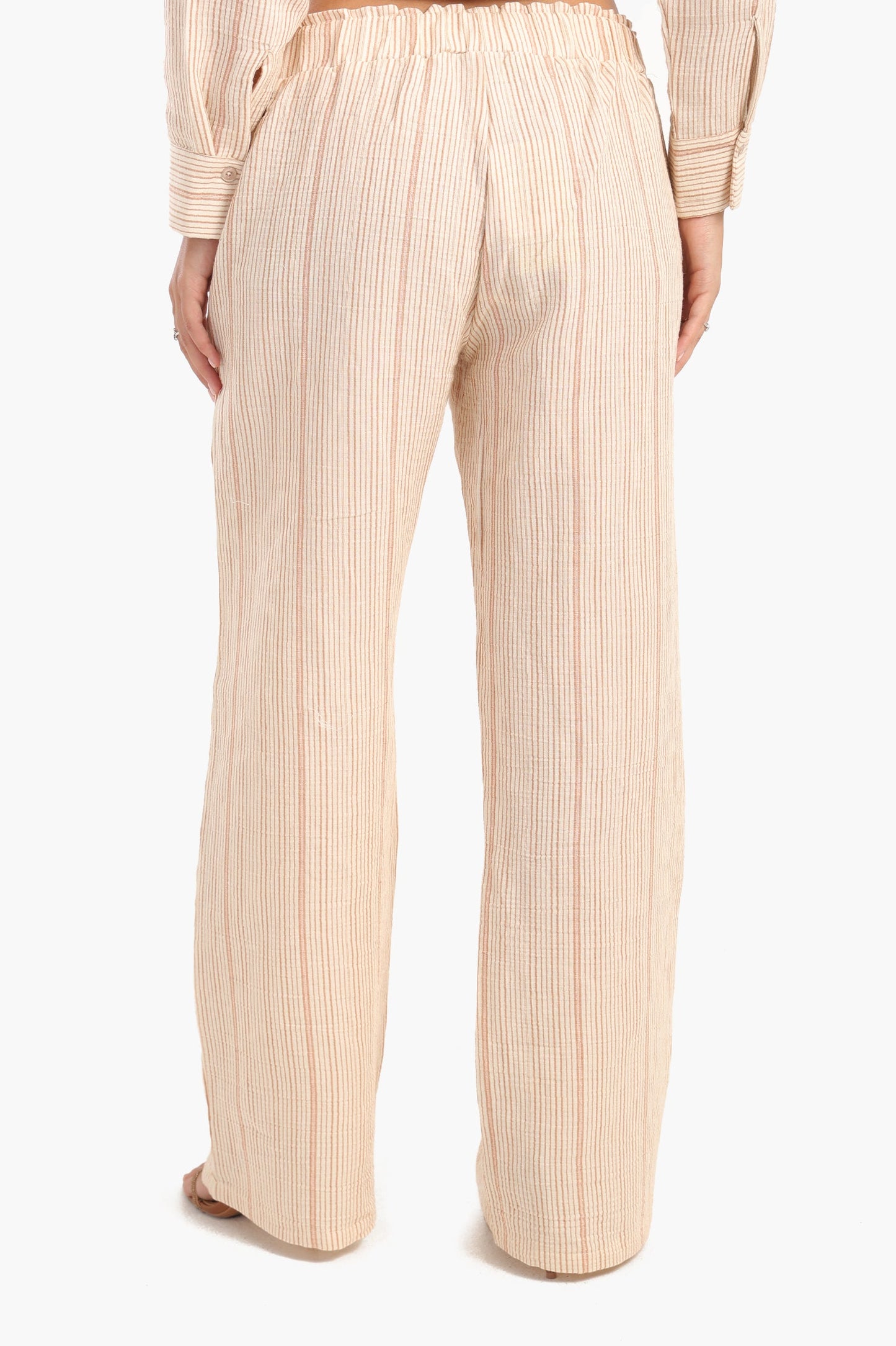 بنطال مخطط واسع الساق