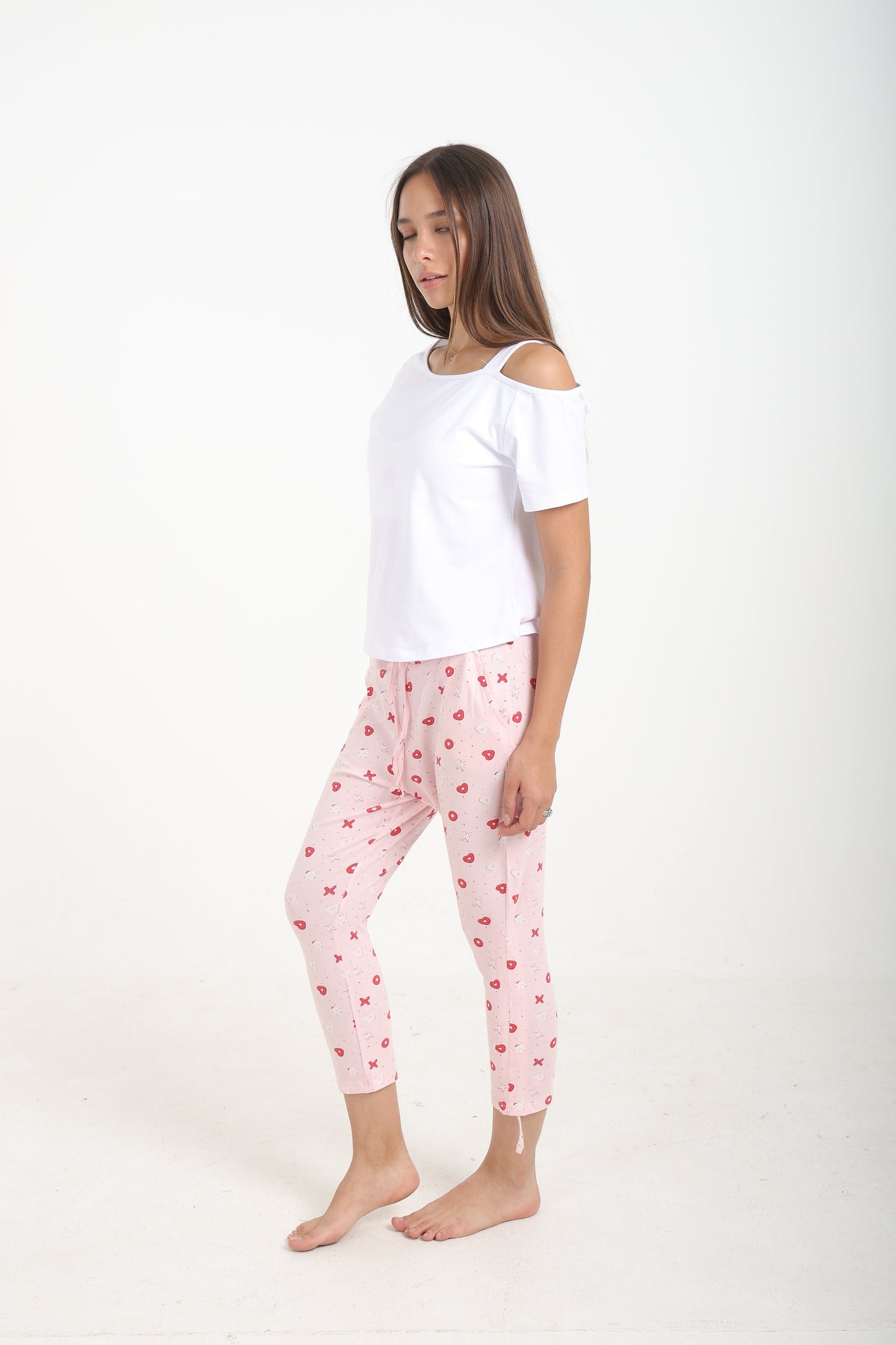 طقم بيجاما مع بنطال كابري