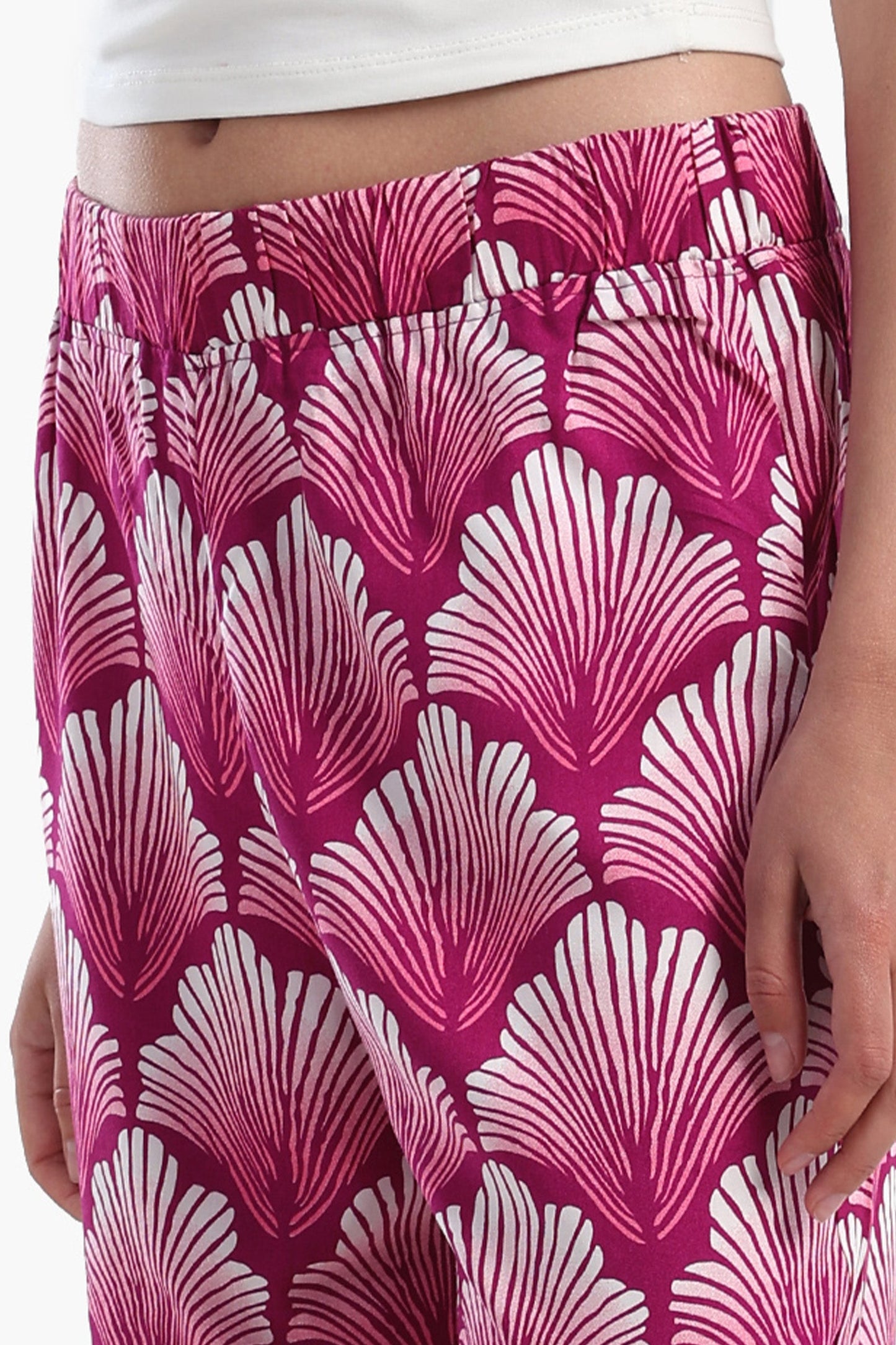 بنطال مطبوع عليه صدفة