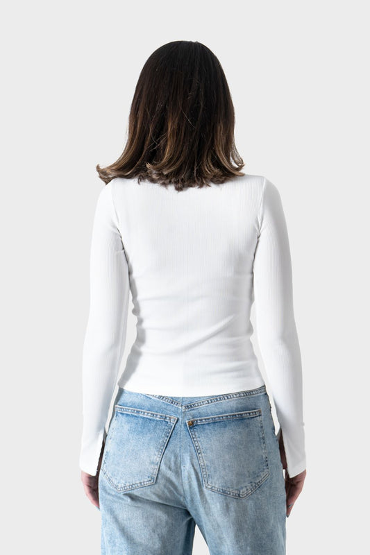 توب مضلع بفتحة معصم أبيض