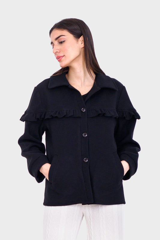 بلوزة بأزرار وتفاصيل كشكش