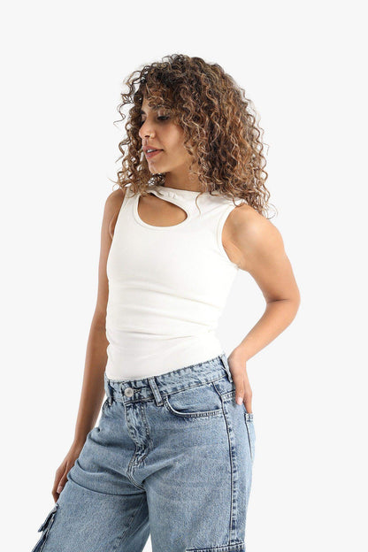 الجزء العلوي بفتحة أمامية مضلعة