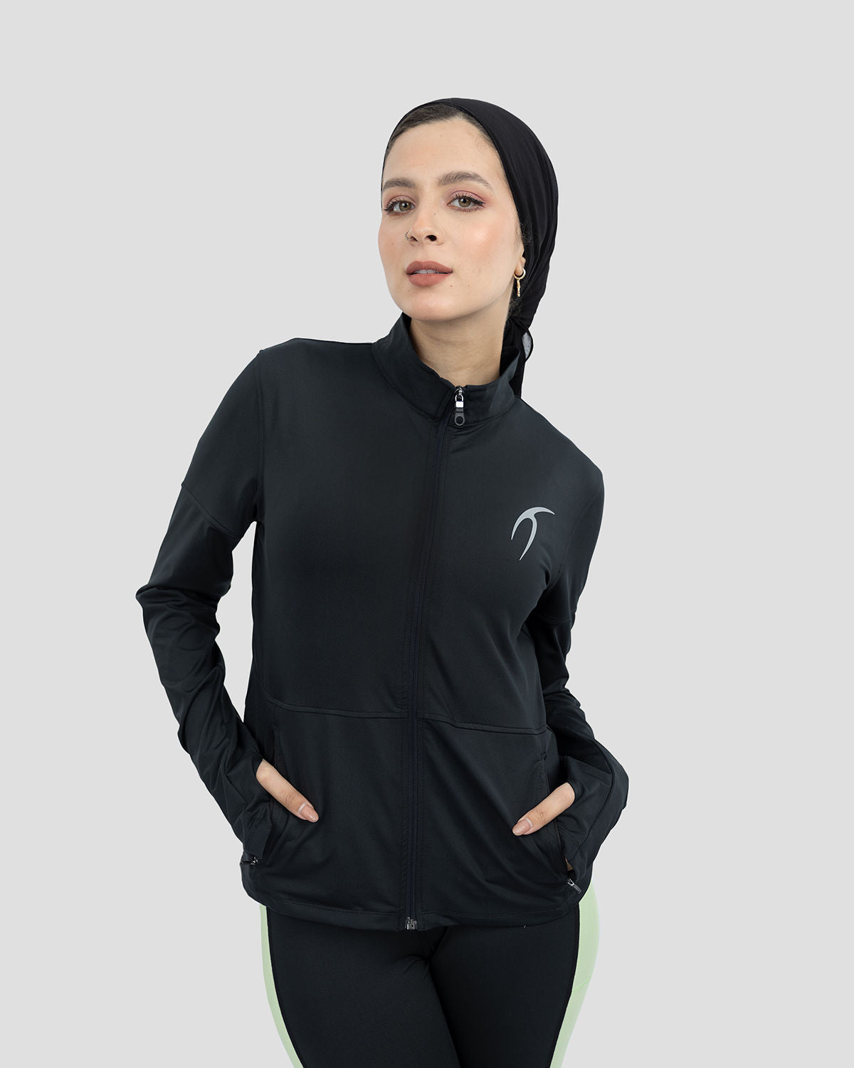 سترة رياضية أساسية للنساء