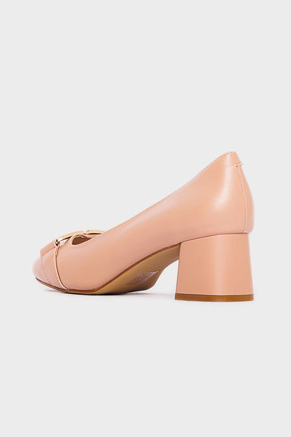 حذاء عالي الكعب بحلية ذهبية اللون 