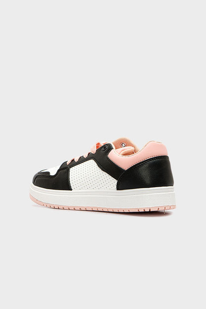 سنيكرز جلد بثقوب