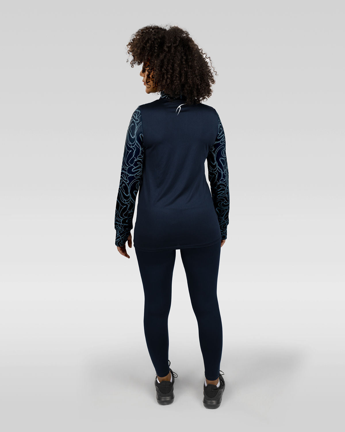 Photo by ð—”ð—§ð—¨ð— SPORTSWEAR Â® on December 20, 2022. May be an image of 1 woman wears navy training t-shirt, navy leggings ,and white shoes.