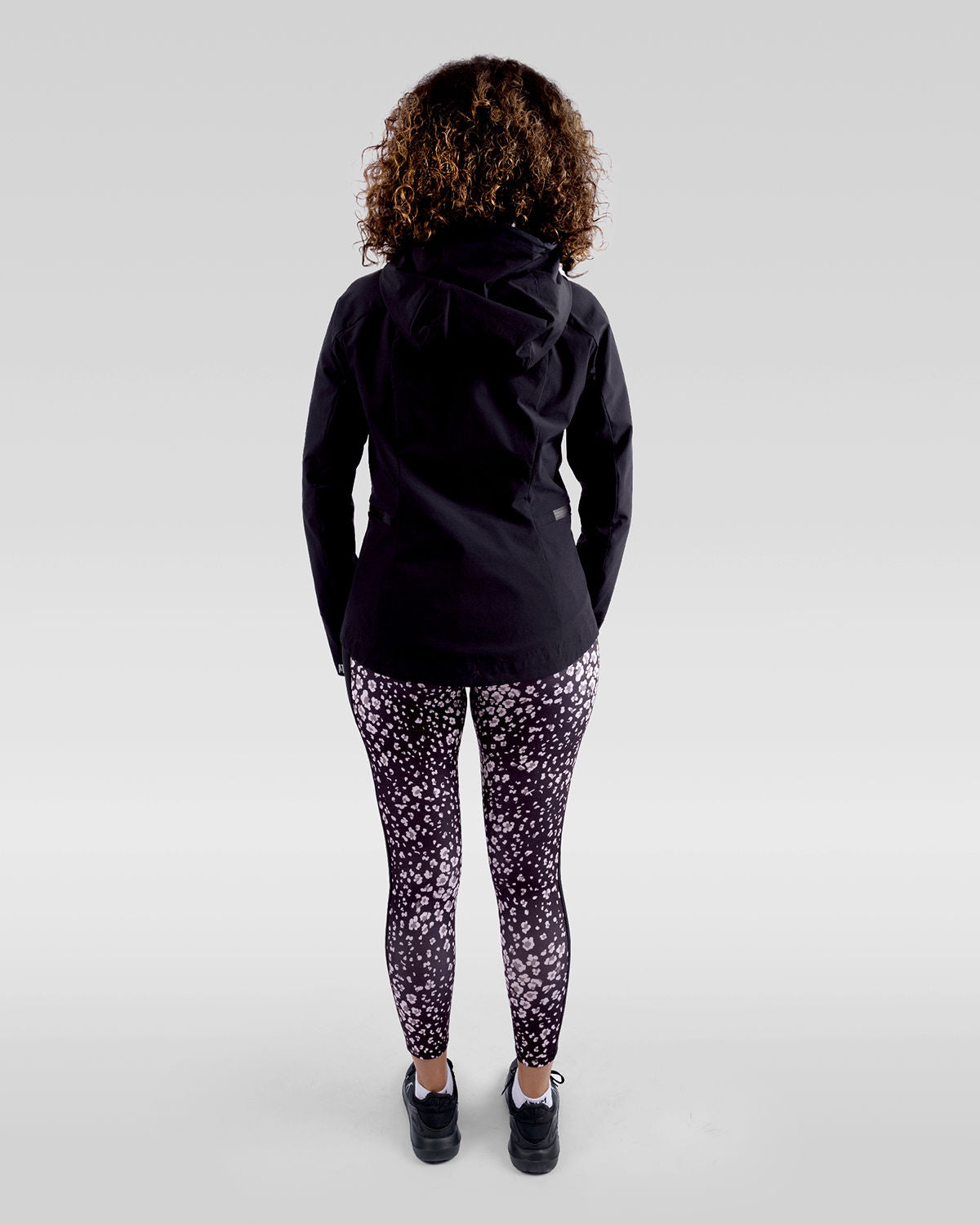 Photo by ð—”ð—§ð—¨ð— SPORTSWEAR Â® on December 20, 2022. May be an image of 1 woman wears printed rose/black floral leggings, black sports bra ,and black jacket with black shoes.