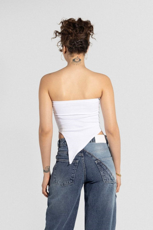 قميص داخلي أبيض غير متماثل بدون حمالات