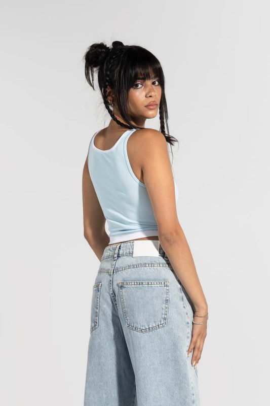 قميص داخلي قصير باللون الأزرق الفاتح