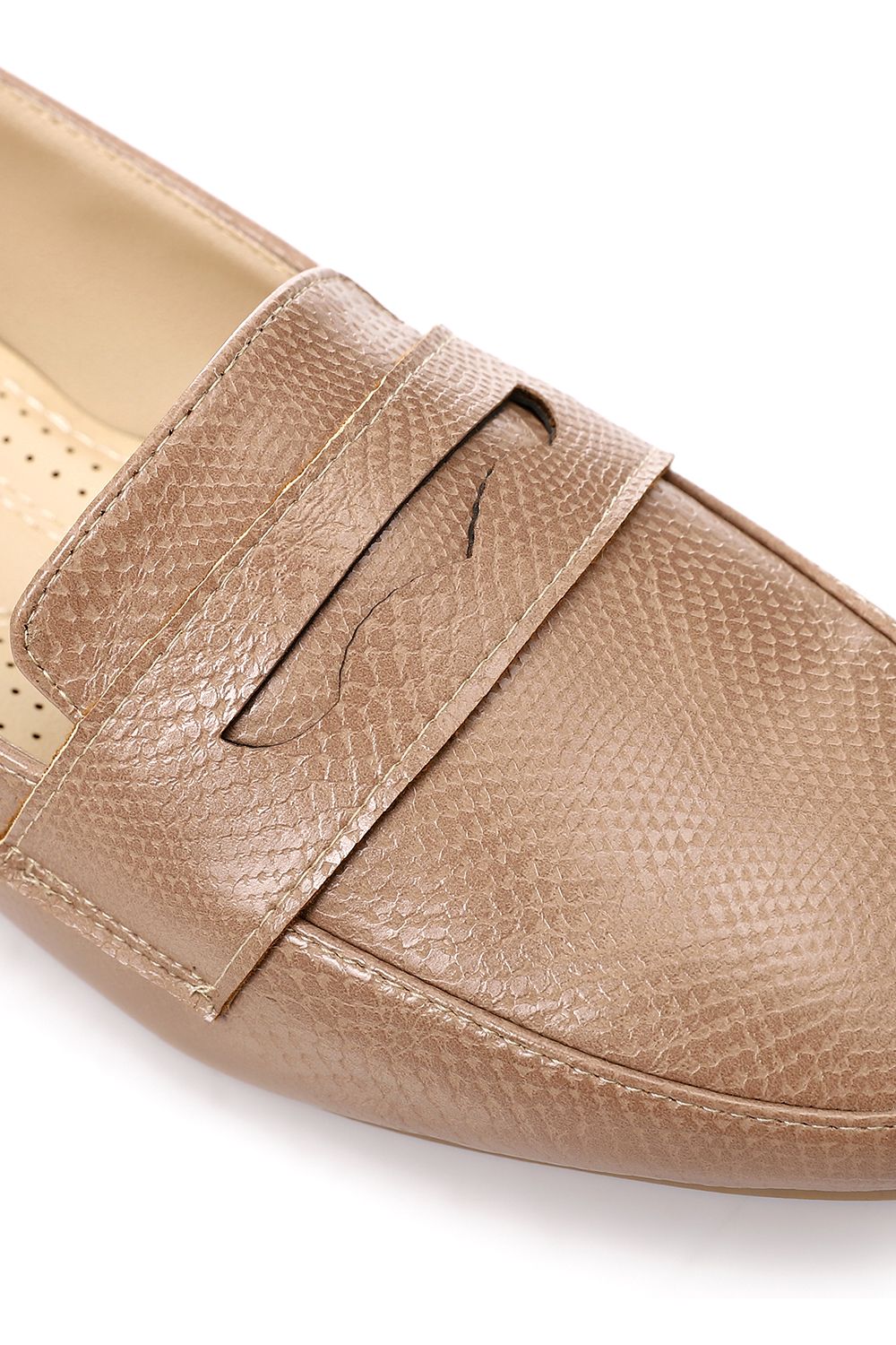 XO Style Embossed Leather Flat Shoes