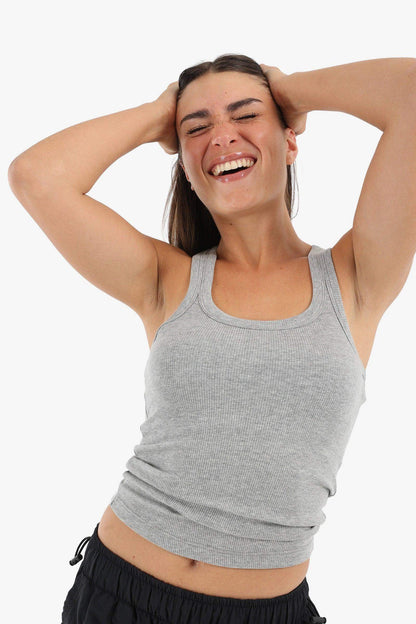 بلوزة بفتحة رقبة مستديرة