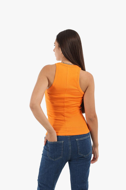 بلوزة بفتحة رقبة مستديرة