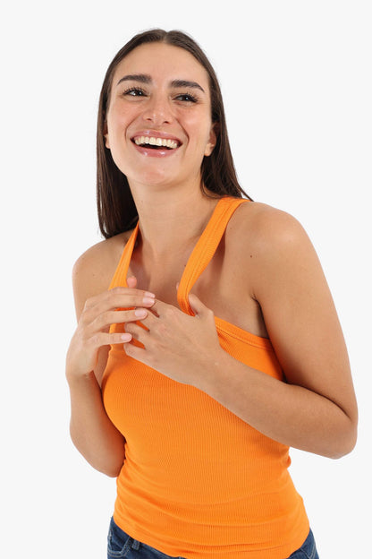 بلوزة بفتحة رقبة مستديرة