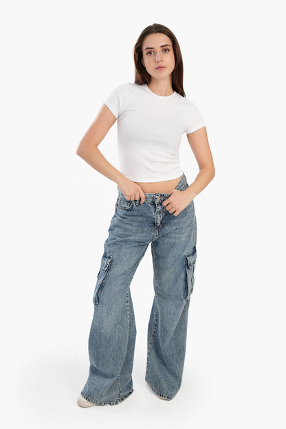 بلوزة بيضاء مضلعة برقبة دائرية