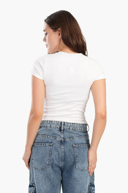 بلوزة بيضاء مضلعة برقبة دائرية