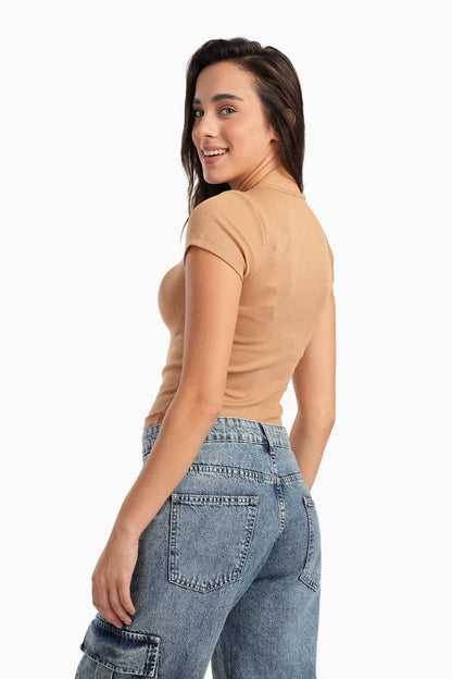 بلوزة برقبة دائرية مضلعة بلون القهوة