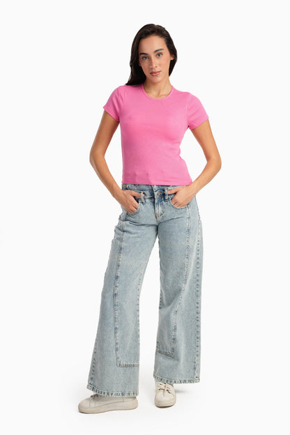 بلوزة وردية مضلعة برقبة دائرية