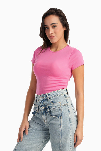 بلوزة وردية مضلعة برقبة دائرية