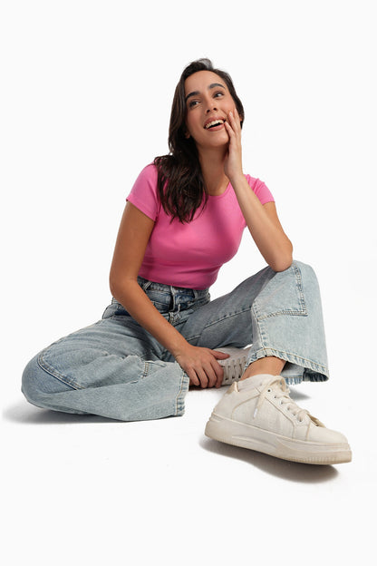 بلوزة وردية مضلعة برقبة دائرية