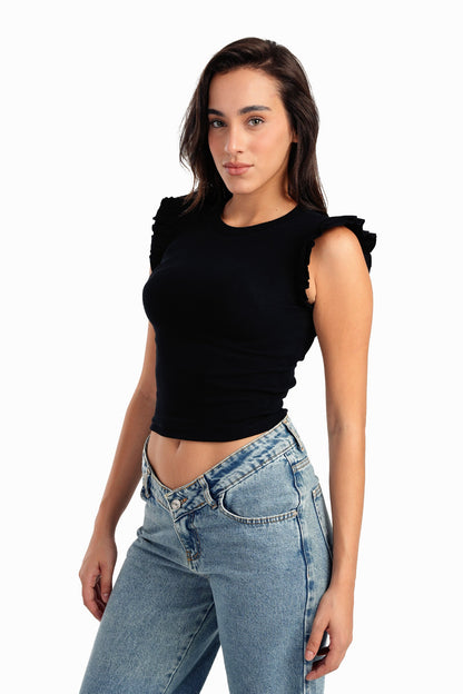 بلوزة سوداء بأكمام قصيرة مكشكشة