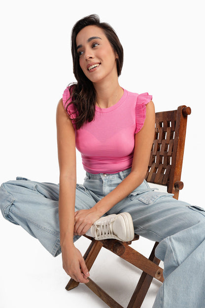 بلوزة وردية بأكمام قصيرة مكشكشة