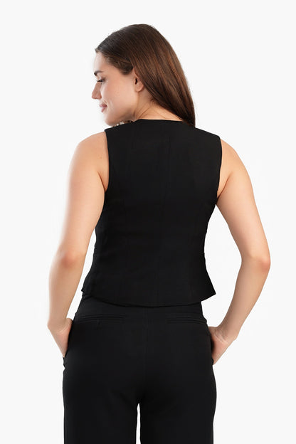 سترة سوداء بأزرار