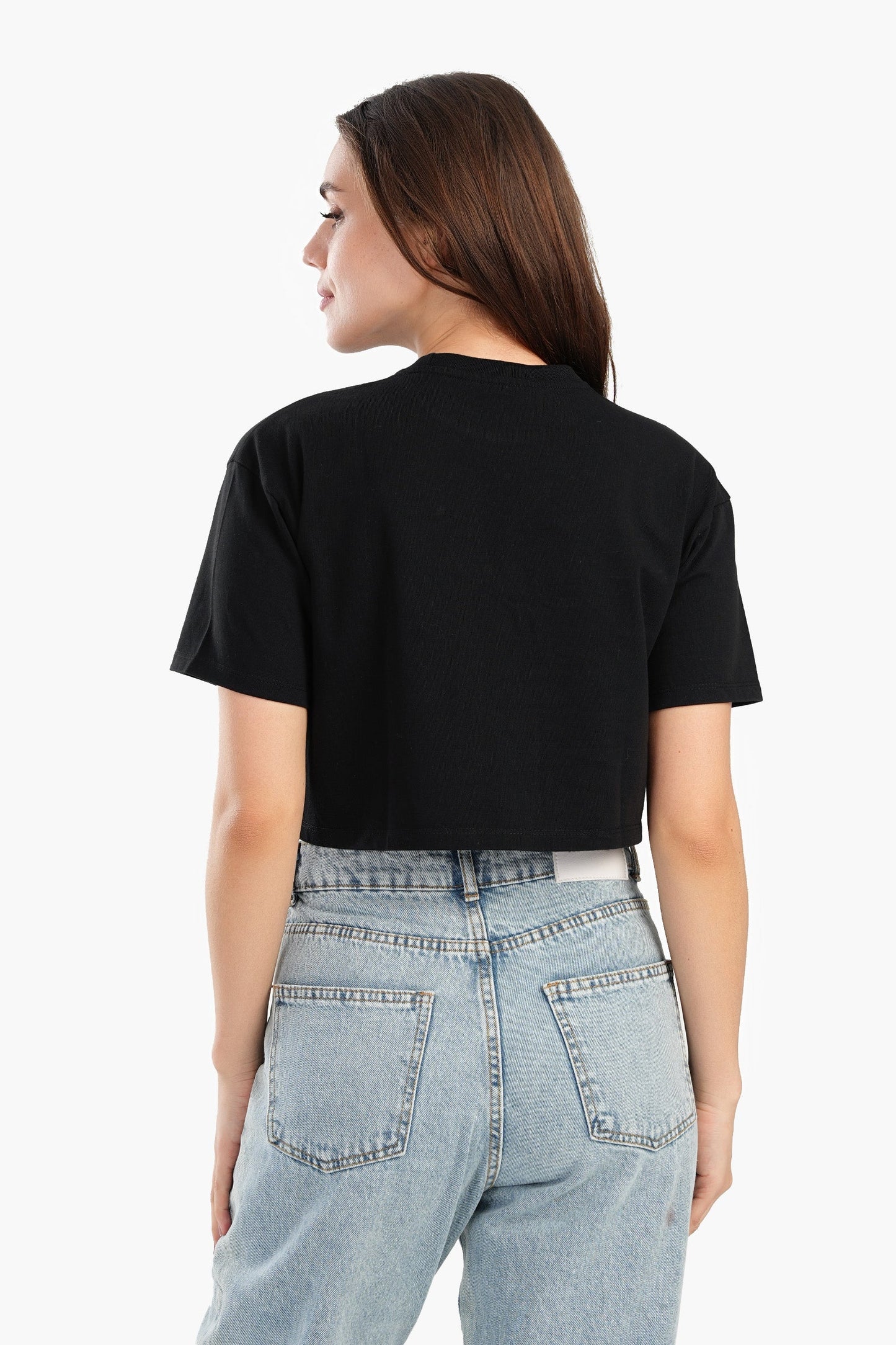 بلوزة عصرية قصيرة بأكمام نصفية