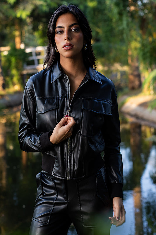 سترة جلدية مع حاشية مطاطية