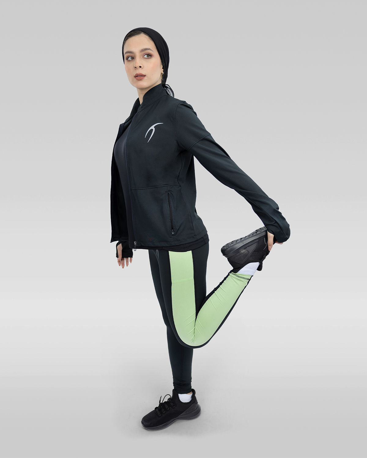 سترة رياضية أساسية للنساء