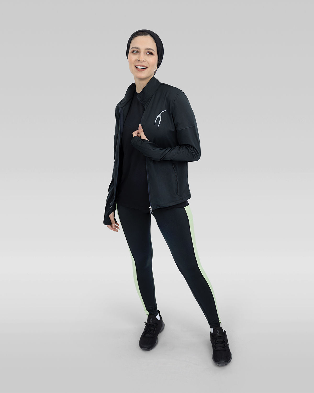 سترة رياضية أساسية للنساء