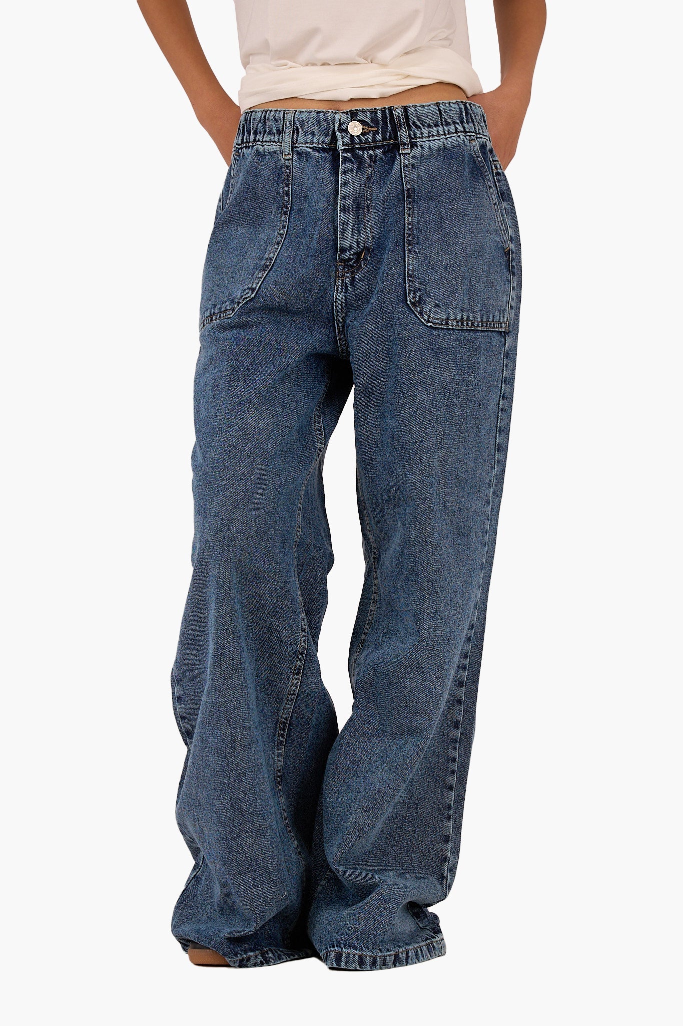 بنطال جينز أزرق واسع الساق