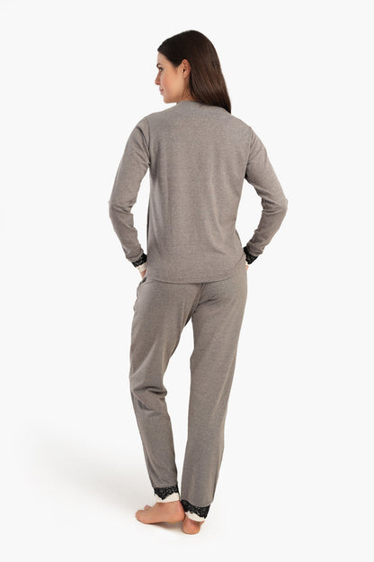 طقم بيجامة بفتحة رقبة على شكل حرف V وأزرار للإغلاق