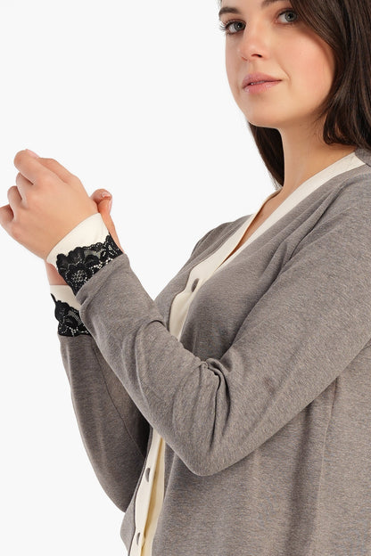 طقم بيجامة بفتحة رقبة على شكل حرف V وأزرار للإغلاق