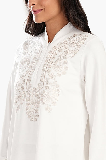 قميص نوم أبيض عاجي بياقة قائمة