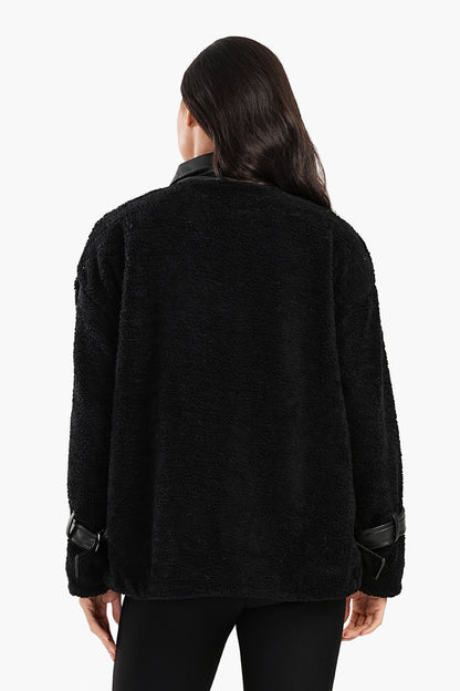 سترة سوداء من الصوف والجلد