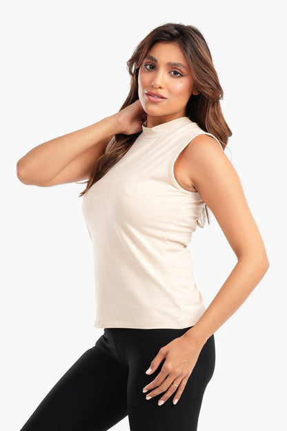 بلوزة بيج بياقة عالية وقصة ضيقة