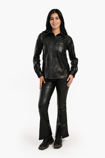 قميص جلدي أسود بإغلاق كبس