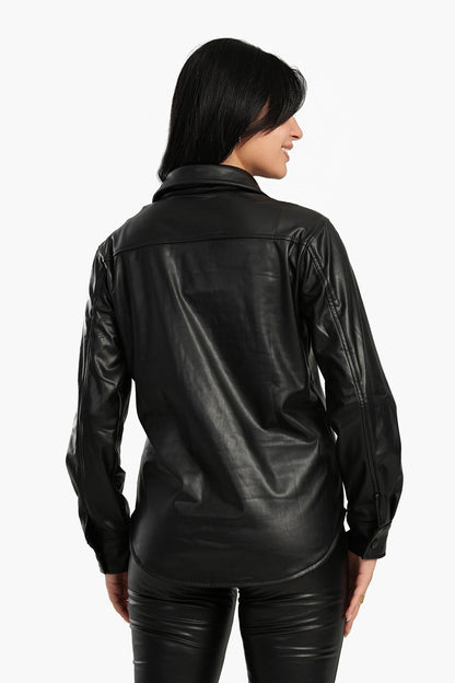 قميص جلدي أسود بإغلاق كبس