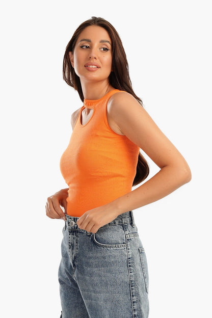 الجزء العلوي بفتحة أمامية مضلعة