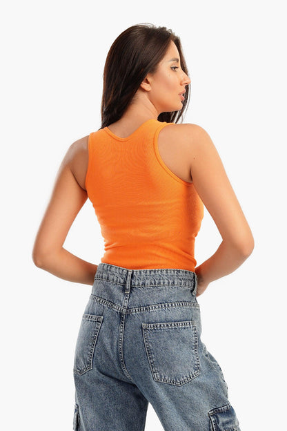 الجزء العلوي بفتحة أمامية مضلعة