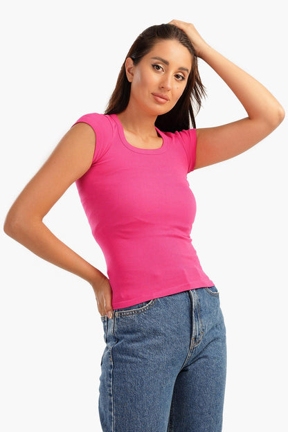 بلوزة مضلعة من الألياف الدقيقة باللون الفوشيا