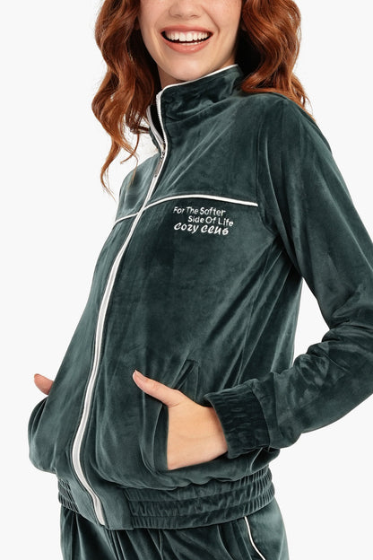 طقم بيجامة مخملية بياقة عالية باللون الزيتوني