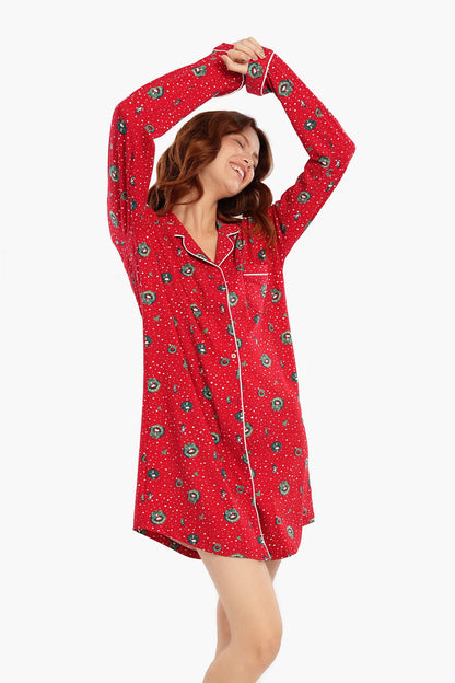 قميص نوم أحمر مزين بنقشة عيد الميلاد