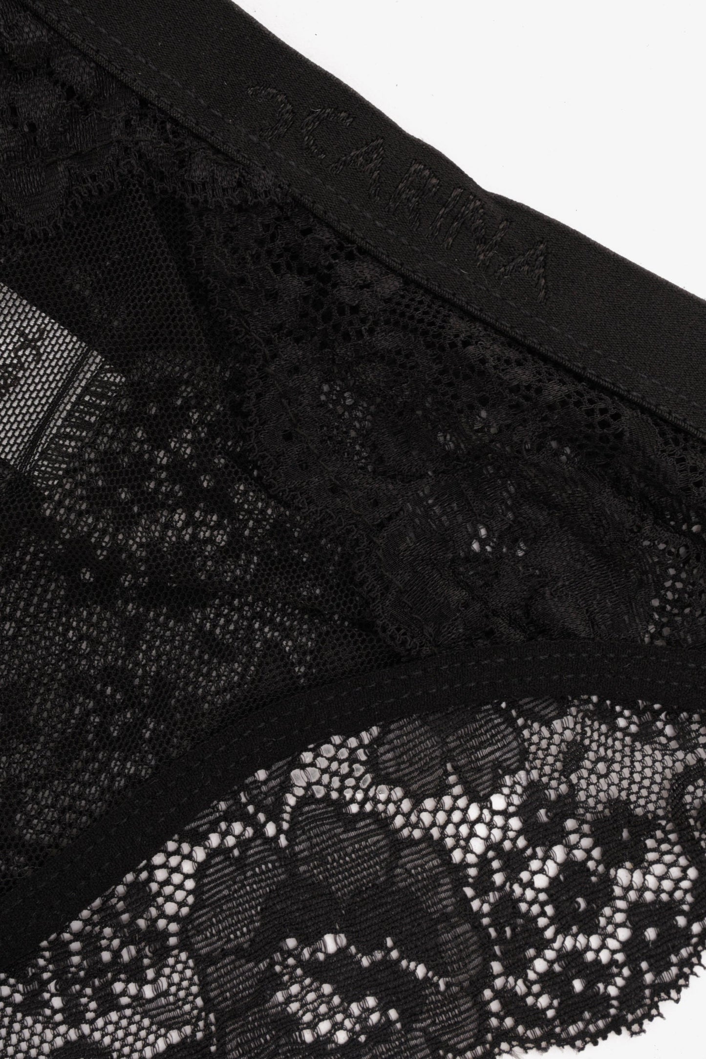 بيكيني داخلي من الدانتيل الأسود