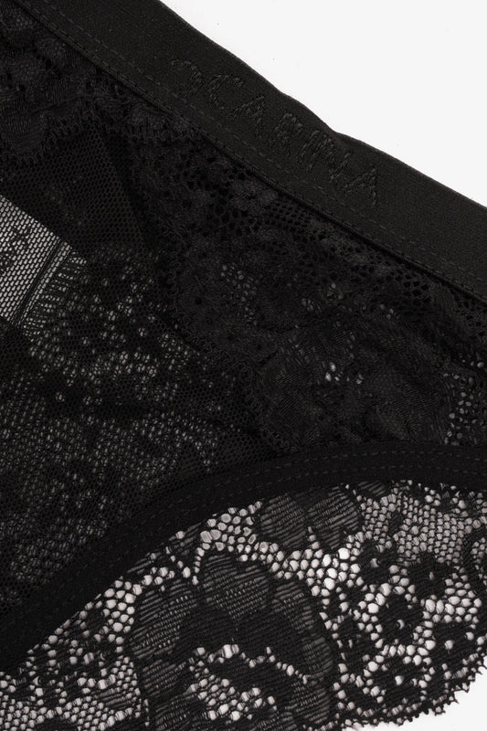 بيكيني داخلي من الدانتيل الأسود