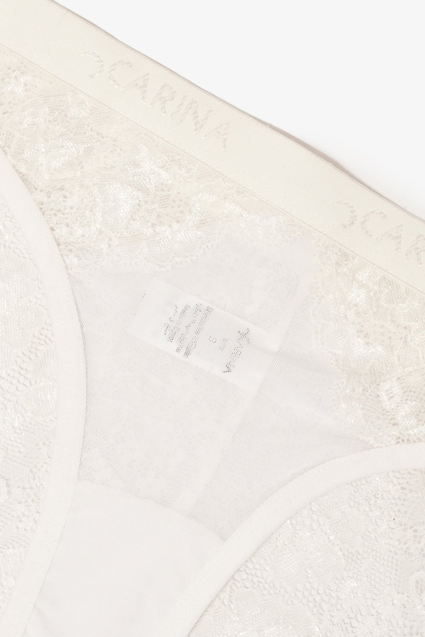 بيكيني داخلي من الدانتيل الأسود