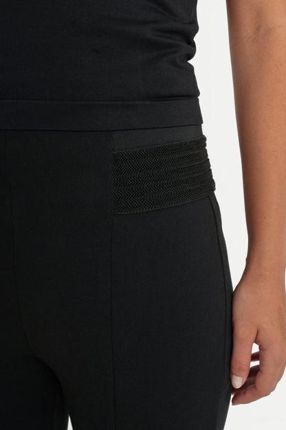 بنطال ضيق باللون الأسود